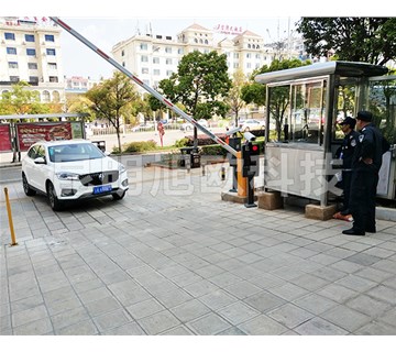 如何應(yīng)對車牌識別系統(tǒng)在惡劣天氣條件下的準(zhǔn)確度問題？昆明旭歐科技教你幾個優(yōu)化辦法